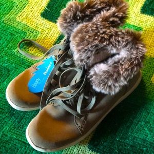 Women’s size 10 Bearpaw “Bearly There” boots